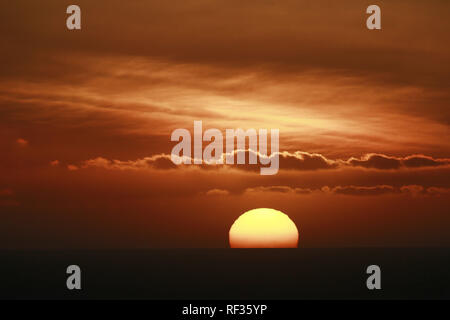 San Diego, Kalifornien, USA. Jan, 2019 21. Jan. 22, 2018 - San Diego, Kalifornien, USA - die Sonne am Horizont des Pazifischen Ozeans in San Diego. Credit: KC Alfred/ZUMA Draht/Alamy leben Nachrichten Stockfoto