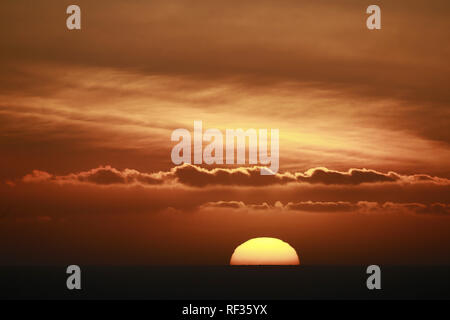 San Diego, Kalifornien, USA. Jan, 2019 21. Jan. 22, 2018 - San Diego, Kalifornien, USA - die Sonne am Horizont des Pazifischen Ozeans in San Diego. Credit: KC Alfred/ZUMA Draht/Alamy leben Nachrichten Stockfoto