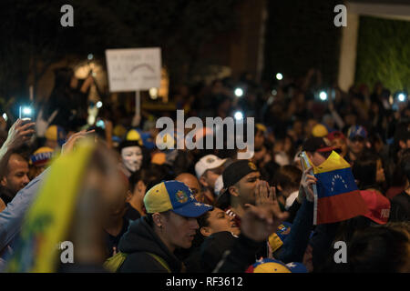 Bogota, Kolumbien, 23. Januar 2019. Venezolanische Demonstranten skandieren Parolen gegen die Regierung im März protestieren die Regierung und die Unterstützung der Neuen selbst erklärten Präsident. Credit: Jonathan Tait/Alamy leben Nachrichten Stockfoto