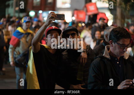 Bogota, Kolumbien, 23. Januar 2019. Venezolanische Demonstranten posieren für ein selfie im März protestieren die Regierung und die Unterstützung der Neuen selbst erklärten Präsident. Credit: Jonathan Tait/Alamy leben Nachrichten Stockfoto