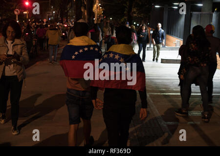 Bogota, Kolumbien, 23. Januar 2019. Der venezolanischen in venezolanischen Fahnen auf März protestieren die Regierung drapped und der Unterstützung des neuen selbst erklärten Präsident. Credit: Jonathan Tait/Alamy leben Nachrichten Stockfoto