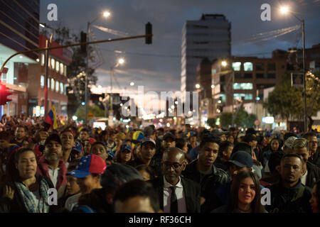 Bogota, Kolumbien, 23. Januar 2019. Venezolaner März durch Bogota aus Protest gegen die Venezolanische governemt und zur Unterstützung der neuen selbst erklärten Präsident. Credit: Jonathan Tait/Alamy leben Nachrichten Stockfoto