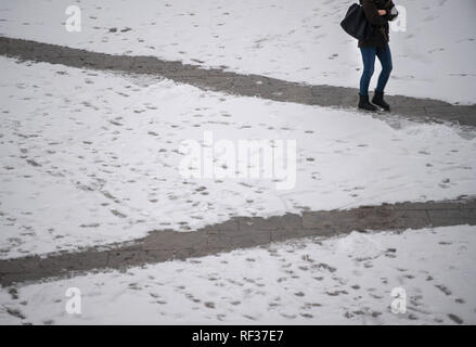 Stuttgart, Deutschland. 24 Jan, 2019. Eine Frau ist auf einer Schnee geräumt Weg in die Innenstadt. Credit: Marijan Murat/dpa/Alamy leben Nachrichten Stockfoto