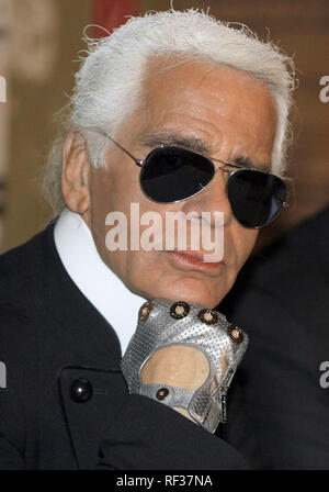 Berlin, Deutschland, Freitag. 24 Nov, 2006. Deutsche Modedesigner Karl Lagerfeld öffnet seine Fotoausstellung "Open Man Show" in Berlin, Deutschland, Freitag, 24. November 2006. Besucher können die Fotos von Brad Koenig bis zum 4. Februar 2007. Foto: Peer Grimm | Verwendung weltweit/dpa/Alamy leben Nachrichten Stockfoto