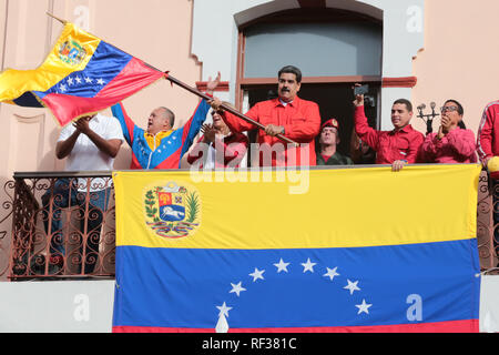 Caracas, Venezuela. 23 Jan, 2019. Bild von Venezuela Vorsitzes zeigt den venezolanischen Präsidenten Nicolas Maduro (C) Teilnahme an einer Kundgebung zur Unterstützung seiner Regierung, im Miraflores Palast, der in Caracas, Venezuela, am 23.01.2019. Venezuelas Präsident Nicolas Maduro am Mittwoch verkündete er Severing "diplomatischen und politischen Beziehungen mit den Vereinigten Staaten wurde nach den US-amerikanischen Behörden die Oppositionsführer Juan Guaido als kommissarischer Präsident der Nation anerkannt. Credit: Venezuelas Vorsitz/Xinhua/Alamy leben Nachrichten Stockfoto