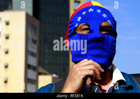 Zulia, Venezuela. 23 Jan, 2019. Ein Anhänger der Opposition nimmt teil an einer Demonstration in Maracaibo im Bundesstaat Zulia, Venezuela, am 23.01.2019. Venezuelas Präsident Nicolas Maduro am Mittwoch verkündete er Severing "diplomatischen und politischen Beziehungen mit den Vereinigten Staaten wurde nach den US-amerikanischen Behörden die Oppositionsführer Juan Guaido als kommissarischer Präsident der Nation anerkannt. Quelle: Andrea Romero/Xinhua/Alamy leben Nachrichten Stockfoto