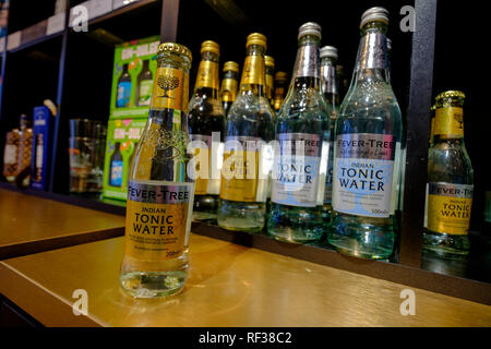 Fever-Tree Tonic Water. Fever-Tree hat ein weiteres Jahr des schnellen Wachstums berichtet als Verbraucher seine Mischer während der Hitzewelle und der hektischen Weihnachtszeit aufgeschnappt. In einem trading Update, sagte die Gruppe für das Gesamtjahr Umsatz für 2018 wurde rund £ 236 Mio., ein Anstieg von 39 %. Der Konzern erwartet für das Gesamtjahr ergibt sich vor seinen Erwartungen gerecht zu werden. Foto von Jason Bye Stockfoto