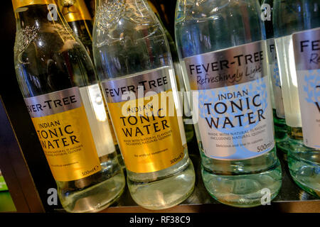 Fever-Tree Tonic Water. Fever-Tree hat ein weiteres Jahr des schnellen Wachstums berichtet als Verbraucher seine Mischer während der Hitzewelle und der hektischen Weihnachtszeit aufgeschnappt. In einem trading Update, sagte die Gruppe für das Gesamtjahr Umsatz für 2018 wurde rund £ 236 Mio., ein Anstieg von 39 %. Der Konzern erwartet für das Gesamtjahr ergibt sich vor seinen Erwartungen gerecht zu werden. Foto von Jason Bye Stockfoto