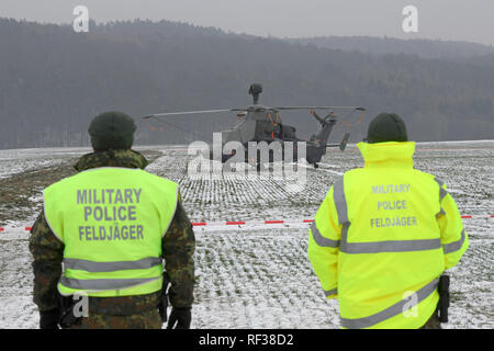 24 Januar 2019, Hessen, Naumburg: Militär Polizei vor der Bundeswehr Kampfhubschrauber Tiger Typ stehen auf einem Feld in der Nähe von Naumburg. Nach der Landung am Tag vor, es ist immer noch unklar, warum der Hubschrauber an Land hatte. Foto: Uwe Zucchi/dpa Stockfoto