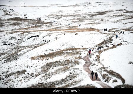 Brecon Beacons, South Wales, UK. 24. Januar, 2019. Eine Reihe von Menschen wird auf Pen-y-Fan in die Brecon Beacons als eine verschneite Landschaft Besucher zieht ihren Weg zu machen bis es steile Hänge mit Blick auf die winterliche Szene zu erhalten, da Temperaturen unter dem Gefrierpunkt in Wales und dem Vereinigten Königreich. Credit: Robert Melen/Alamy Leben Nachrichten. Stockfoto