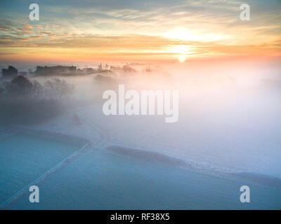 Nebel bleibt über die frostigen Boden in ländlichen East Sussex Stockfoto