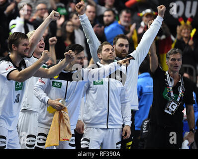 23. Januar 2019, Nordrhein-Westfalen, Köln: Deutschlands Handballer jubeln nach dem Spiel. Foto: Federico Gambarini/dpa Stockfoto