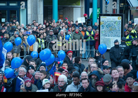 Demonstration auf dem Vorplatz des Rathauses, im Hintergrund gelb - West Demonstranten, die Unterzeichnung des Vertrages zwischen der Bundesrepublik Deutschland und der Französischen Republik über die deutsch-französische Zusammenarbeit und Integration am 22. Januar 2019 in Aachen Aachen, 22.01.2019 | Verwendung weltweit Stockfoto