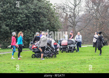 London, Großbritannien. 24 Jan, 2019. Eine Gruppe von mamas mit Babys Übung im Greenwich Park an einem kalten Nachmittag. Credit: Claire Doherty/Alamy leben Nachrichten Stockfoto