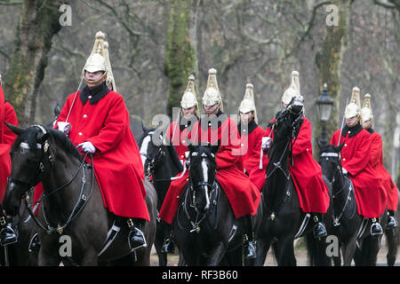 London, Großbritannien. 24. Jan 2019. UK Wetter: Mitglieder der Household Cavalry Fahrt auf Constitution Hill an einem kalten und regnerischen Tag in London mit Temperaturen unter dem Gefrierpunkt Credit: Amer ghazzal/Alamy leben Nachrichten Stockfoto