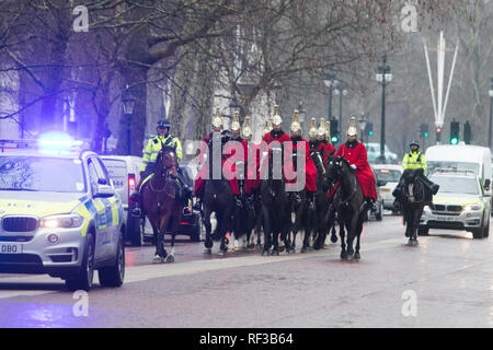 London, Großbritannien. 24. Jan 2019. UK Wetter: Mitglieder der Household Cavalry Fahrt auf Constitution Hill an einem kalten und regnerischen Tag in London mit Temperaturen unter dem Gefrierpunkt Credit: Amer ghazzal/Alamy leben Nachrichten Stockfoto