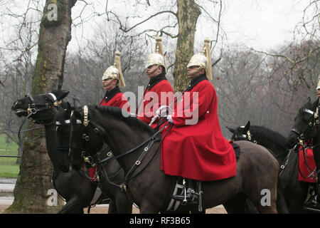 London, Großbritannien. 24. Jan 2019. UK Wetter: Mitglieder der Household Cavalry Fahrt auf Constitution Hill an einem kalten und regnerischen Tag in London mit Temperaturen unter dem Gefrierpunkt Credit: Amer ghazzal/Alamy leben Nachrichten Stockfoto