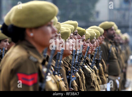 Srinagar, Kashmir. 24. Jan 2019. Modenschau teilnehmen an einem vollständigen Generalprobe für den bevorstehenden Indischen Republik Day Parade in Jammu, der Winter Hauptstadt von Kaschmir, Jan. 24, 2019. Indien wird seinen Tag der Republik am 31.01.26, 2019 feiern. Credit: Stringer/Xinhua/Alamy leben Nachrichten Stockfoto