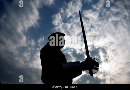 Srinagar, Kashmir. 24. Jan 2019. Ein Polizist nimmt an einem vollständigen Generalprobe für den bevorstehenden Indischen Republik Day Parade in Jammu, der Winter Hauptstadt von Kaschmir, Jan. 24, 2019. Indien wird seinen Tag der Republik am 31.01.26, 2019 feiern. Stockfoto