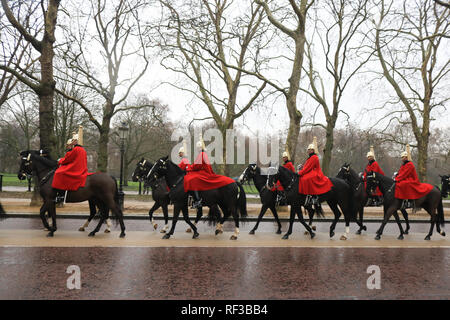 London, Großbritannien. 24. Januar 2019. UK Wetter: Mitglieder der Household Cavalry Regiment montiert Fahrt auf Constitution Hill an einem kalten und regnerischen Tag in London mit Temperaturen unter dem Gefrierpunkt Credit: Amer ghazzal/Alamy leben Nachrichten Stockfoto