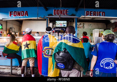 Panama City, Panama. 23. Januar, 2019. Pilger beobachten Sie den Papst Ankunft Credit: Mabelin Santos/Alamy leben Nachrichten Stockfoto