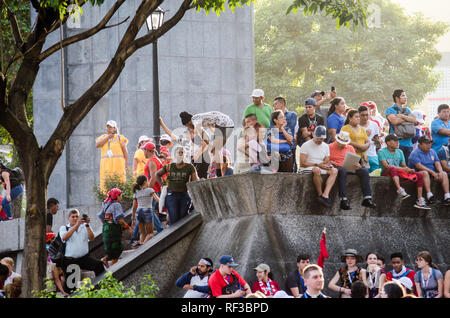 Panama City, Panama. 23. Januar, 2019. Straßen von Panama Stadt voll von Menschen, die für das Ansehen der Papst Ankunft Credit: Mabelin Santos/Alamy leben Nachrichten Stockfoto