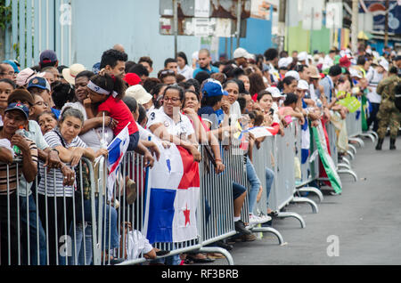 Panama City, Panama. 23. Januar, 2019. Straßen von Panama Stadt voll von Menschen, die für das Ansehen der Papst Ankunft. Credit: Mabelin Santos/Alamy leben Nachrichten Stockfoto