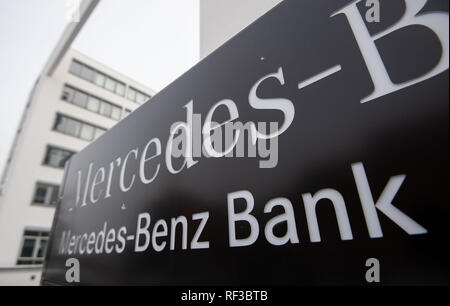 Stuttgart, Deutschland. 24 Jan, 2019. Die Mercedes-Benz Bank Logo kann am Sitz der Bank gesehen werden. Am 25. Januar 2019, eine Probe Bestimmung verfahren wird gegen die Mercedes-Benz Bank AG beginnen. Autobesitzer, die ein Modell Klage gegen die Bank verbunden haben, möchten Sie den Widerruf von Kreditverträgen Regeln der Bank für ungültig erklärt zu haben. (Dpa: "Stuttgarter Gericht verhandelt erste Musterklage zu Autokrediten" vom 24.01.2019) Credit: Marijan Murat/dpa/Alamy leben Nachrichten Stockfoto