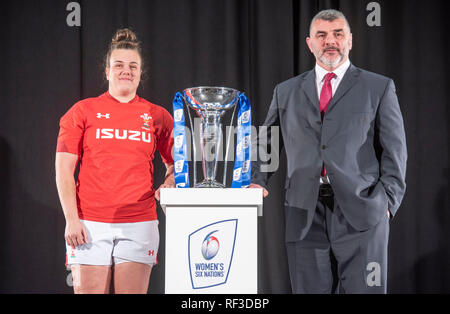 Swansea, Großbritannien. 23 Jan, 2019. Guinness Rugby Six Nations Turnier starten im Hurlingham Club in London - 23. Januar 2019 in Wales Kapitän Carys Phillips und Haupttrainer Rowland Phillips mit den Frauen sechs Nationen Trophäe. Credit: Phil Rees/Alamy leben Nachrichten Stockfoto