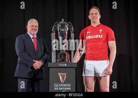 Swansea, Großbritannien. 23 Jan, 2019. Guinness Rugby Six Nations Turnier starten im Hurlingham Club in London - 23. Januar 2019 Wales Trainer Warren Gatland und Wales Kapitän Alun Wyn Jones neben der 6 Nationen Trophäe Credit: Phil Rees/Alamy leben Nachrichten Stockfoto