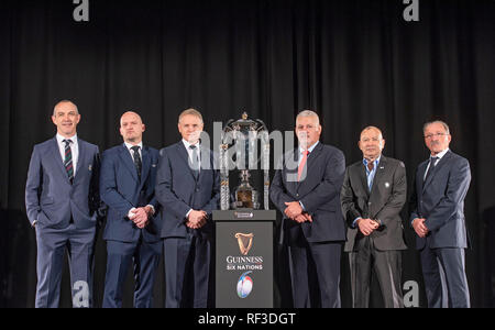 Swansea, Großbritannien. 23 Jan, 2019. Guinness Rugby Six Nations Turnier starten im Hurlingham Club in London - 23. Januar 2019 Italien Haupttrainer Conor O'Shea, Schottland Head Coach Gregor Townsend, Irland Head Coach Joe Schmidt, Wales' Trainer Warren Gatland, England Head Coach Eddie Jones und Frankreich Head Coach Jacques Brunel neben den sechs Nationen Trophäe Credit: Phil Rees/Alamy leben Nachrichten Stockfoto