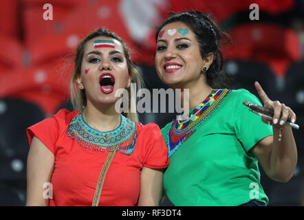 (190125) - ABU DHABI, Jan. 25, 2019 (Xinhua) - Fans von Team Iran jubeln vor 2019 AFC Asian Cup Viertelfinale Match zwischen China und Iran in Abu Dhabi, Vereinigte Arabische Emirate, Jan. 24, 2019. (Xinhua/Li Gang) Stockfoto