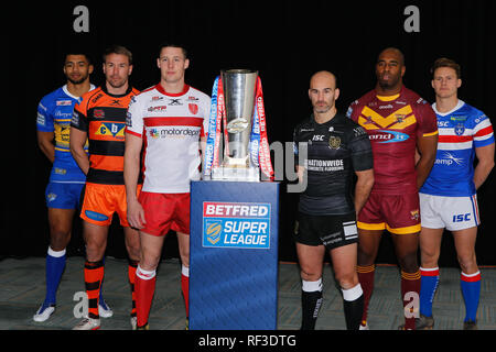 Das Stadion Old Trafford, Manchester, UK. 24. Januar 2019. Betfred Super League 2019 Offizielle Saison starten, Yorkshire Teams, Kallum Watkins (Leeds Rhinos), Michael Shenton (Castford Tiger), Joel Tomkins (Rumpf Kr), Danny Houghton (Hull FC) Michael Lawrence (Huddersfield Riesen), Jacob Miller (Wakefield Trinity) von Links nach Rechts. Credit: Touchlinepics/Alamy leben Nachrichten Stockfoto