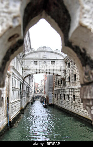 Venedig, Italien. 8 Nov, 2018. Seufzerbrücke über den Canal Grande in Venedig zu sehen. Credit: Keith Mayhew/SOPA Images/ZUMA Draht/Alamy leben Nachrichten Stockfoto