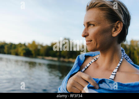 Portrait von Frau im Bikini an einem See Stockfoto