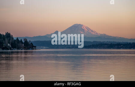 Ein Blick auf den Mount Rainier bei Sonnenuntergang. Foto von Seward Park in Seattle, Washington. Stockfoto