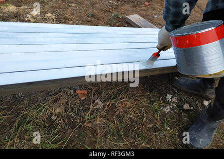 Der Prozess des Malens kiefer holz Paneele mit einer Bürste und weiße Farbe 2019 Stockfoto