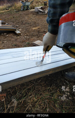 Ein Mann malt eine weiße Tafel mit einem Pinsel 2019 Stockfoto