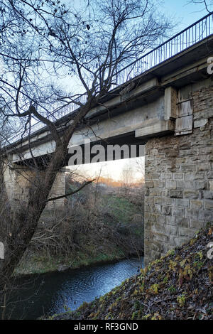 Alte steinerne Brücke über einem seichten Fluss 2019 Stockfoto