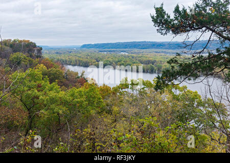 Mit Blick auf den Mississippi River von bildnis Mounds National Monument in Iowa und Wisconsin im Abstand Stockfoto