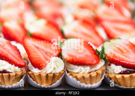 Lecker Erdbeeren Käsekuchen Törtchen mit frischen Erdbeeren. Stockfoto