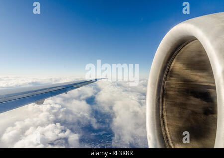 Flugzeugflügel über den Wolken Stockfoto