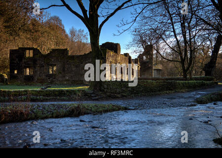 Die Ruinen von Wycoller Hall, gesehen aus ganz Wycoller Beck Stockfoto