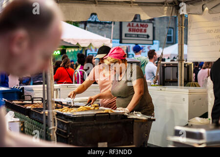 Chicago, IL, Vereinigte Staaten - 9. Juni 2018: Street Food Anbieter Vorbereitung der Speisen während der midsommarfest in Andersonville Nachbarschaft in Chicago. Stockfoto