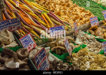 Frische Pilze und Gemüse auf Display für Verkauf am Pike Place Market in Seattle, Washington, United States. Stockfoto
