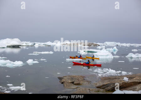 Kajak in Ilulissat Icefjord, Grönland Stockfoto