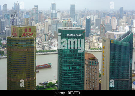 SHANGHAI, China - Blick auf die Skyline von Shanghai entlang des Huangpu Fluss gesehen vom Jin Mao Tower (Der goldene Wohlstand Gebäude). Stockfoto