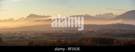 Panoramablick auf das Luftbild von Westen Friaul und seine Landschaft, mit Friulanischen Dolomiten im Hintergrund. Stockfoto