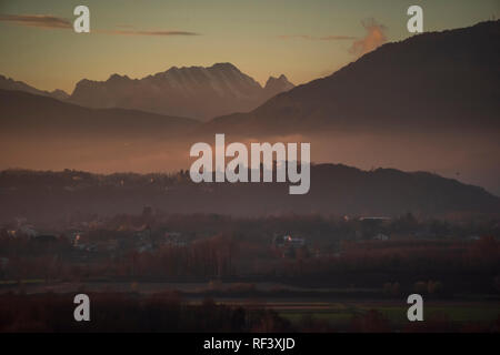 Blick auf das Schloss von Susans (Udine, Italien) und die umliegende Landschaft, mit Mount Caserine und Friaulischen Dolomiten im Hintergrund. Stockfoto