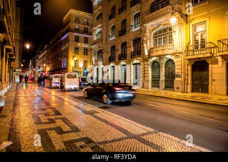 Lissabon bei Nacht, Straßen mit Straßenbahn Schienen und alten Häusern am 01. April in Lissabon, Portugal, 2018. Stockfoto